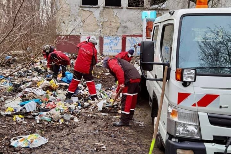 Ilustračný obrázok k článku Areál bývalej školy bol zaprataný tonami odpadu. Ožije smutné miesto opäť detskými hrami?