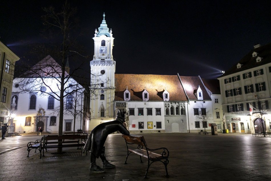 Ilustračný obrázok k článku Slavín aj staromestská radnica sa dnes ponoria do TMY: Tvrdý odkaz pre vládu!