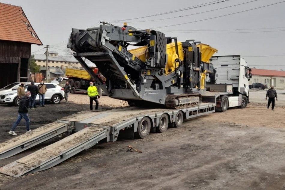 Ilustračný obrázok k článku Kopy odpadu v areáli bývalého družstva: Polícia zaistila ťažké stroje, FOTO