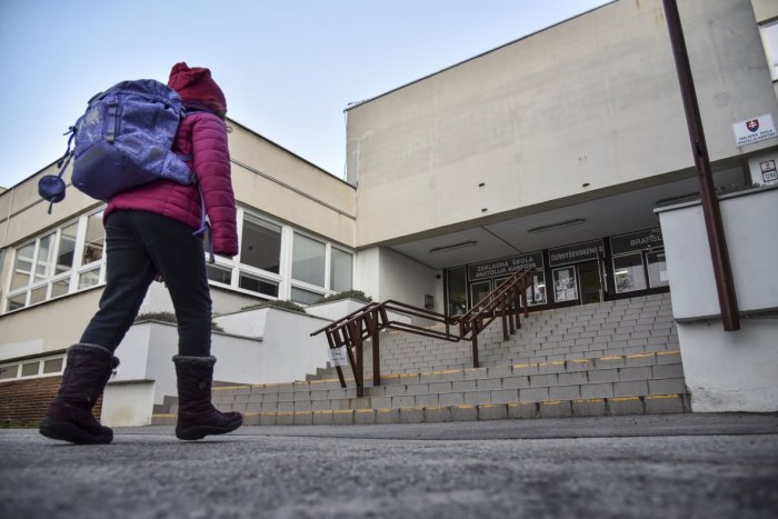 Ilustračný obrázok k článku Chodí vaše dieťa do školy? Zistite, ako to bude s nárokom na pandemickú OČR od 8. marca