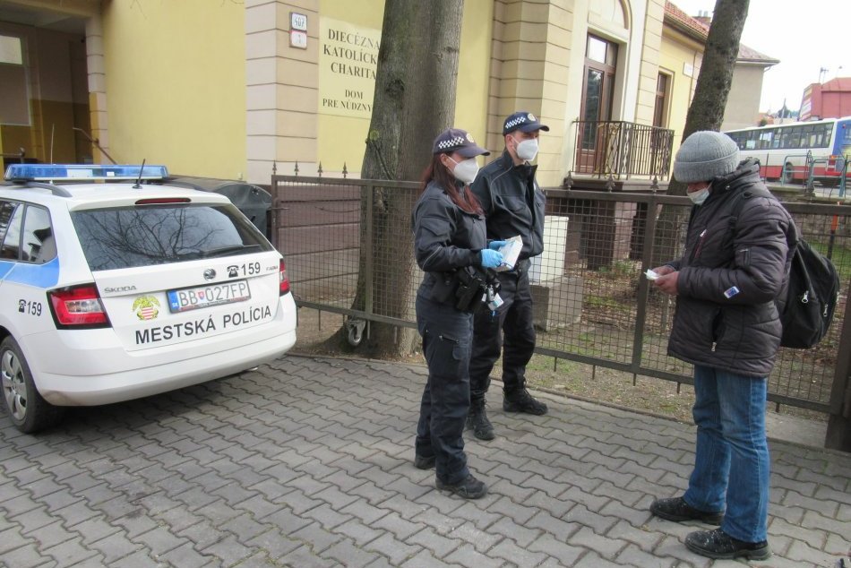 Ilustračný obrázok k článku Ľudia bez domova sa v Bystrici dočkali pomoci: Dostali respirátory aj knihy, FOTO
