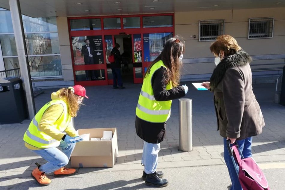 Ilustračný obrázok k článku V Bystrici rozdávajú respirátory už aj dobrovoľníci: Komu sa ujdú prednostne? FOTO