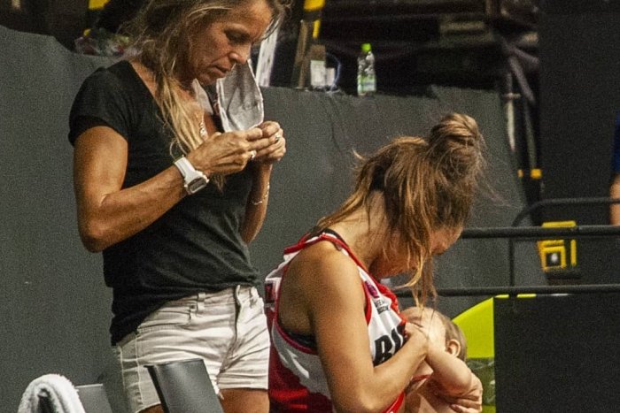 Ilustračný obrázok k článku Basketbalistka prelomila celosvetové TABU: Dcérku dojčila počas zápasu! FOTO