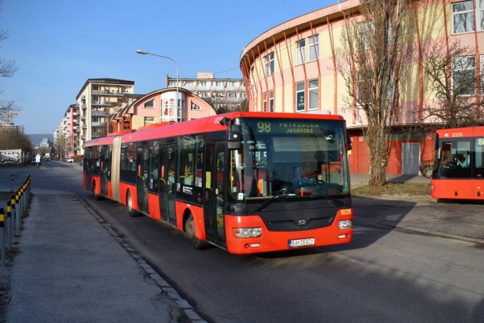 Ilustračný obrázok k článku Tento spoj MHD večne meškal! Nastala však zmena, pri čakaní už "nevystojíte jamu"