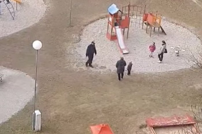 Ilustračný obrázok k článku Internetom sa šíri VIDEO, ktoré rozhorčilo Slovensko: Vyhodili deti z ihriska?