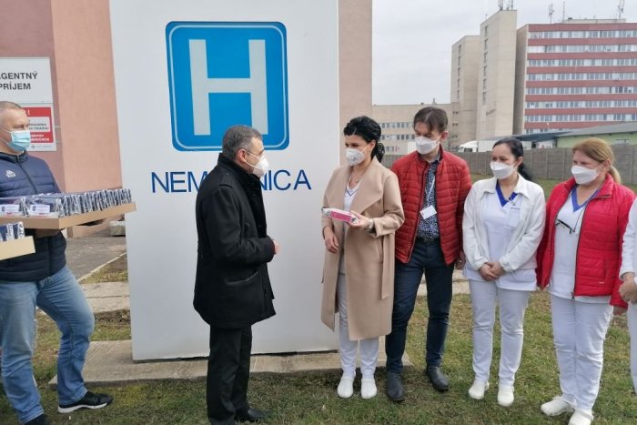 Ilustračný obrázok k článku Krásne gesto humenskej samosprávy. Zdravotníčky dostali k MDŽ špeciálny darček