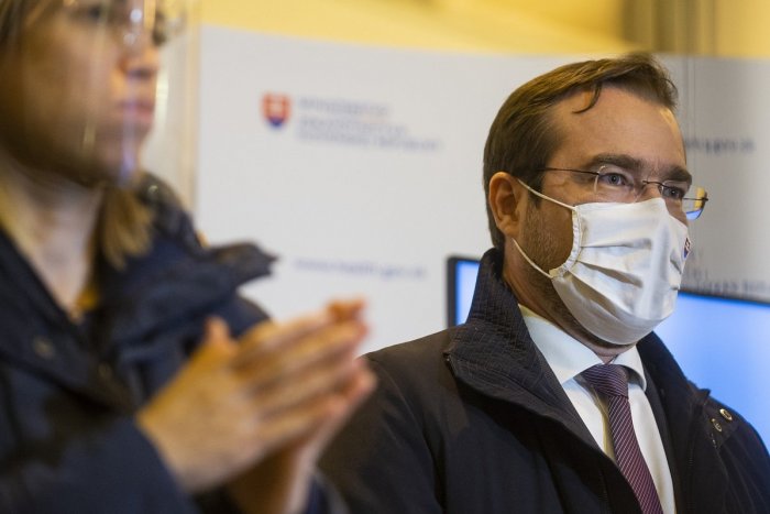 Ilustračný obrázok k článku Trenčiansky kraj má zmenené farby na COVID automate: Niekde radosť, inde smútok