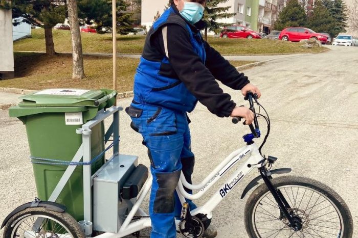 Ilustračný obrázok k článku Na sídlisku KVP čistia chodníky na špeciálne upravenom bicykli, FOTO