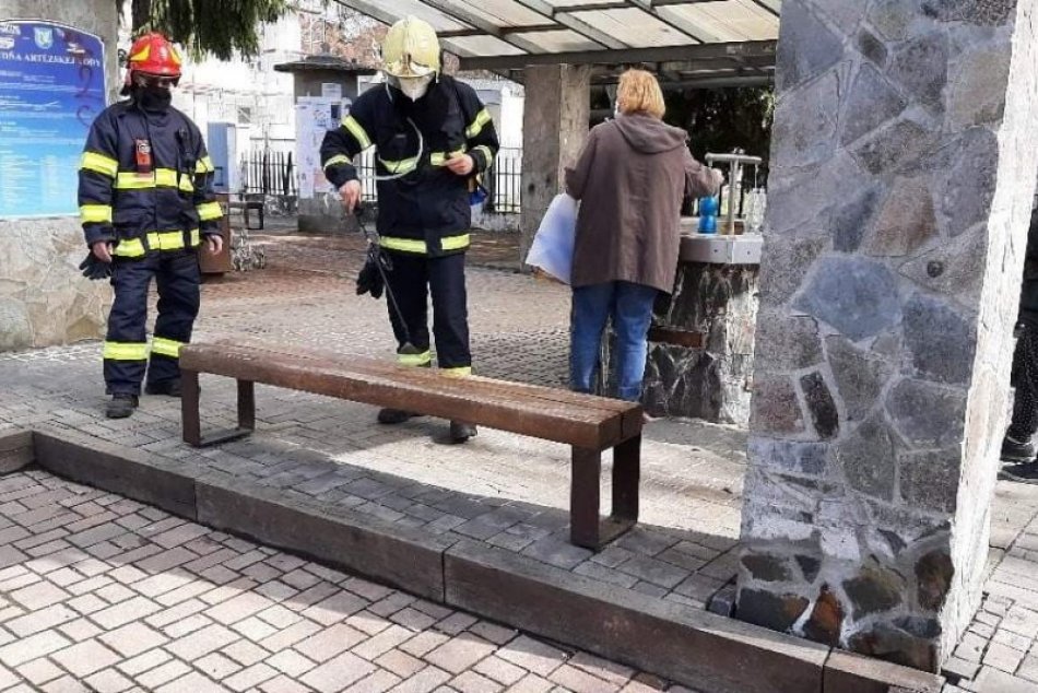 Ilustračný obrázok k článku Dobré správy z Lučenca: V boji s koronavírusom pomáhajú aj dobrovoľní hasiči, FOTO