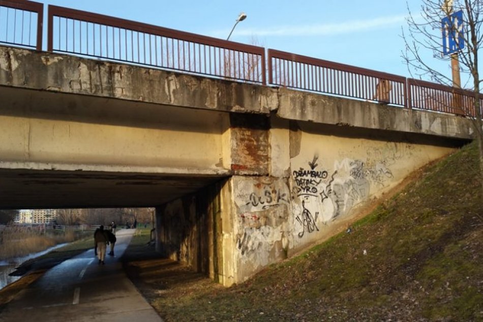 Ilustračný obrázok k článku Otrasné miesto na obľúbenej prechádzkovej trase: Podmostie ľuďom už takmer "padá na hlavu"