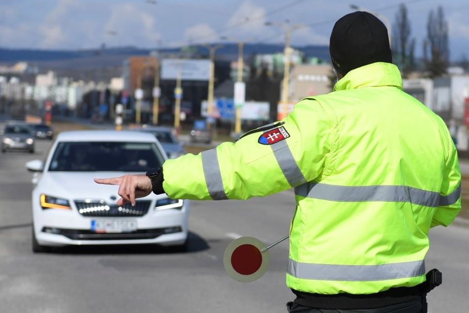 Ilustračný obrázok k článku Rekordér víkendu v Trenčíne: Vodič najprv unikal na aute, potom z neho vyskočil