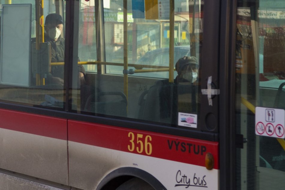 Ilustračný obrázok k článku ZÚRIVÁ seniorka? V autobuse odmietla respirátor, policajta mala kopnúť do tváre