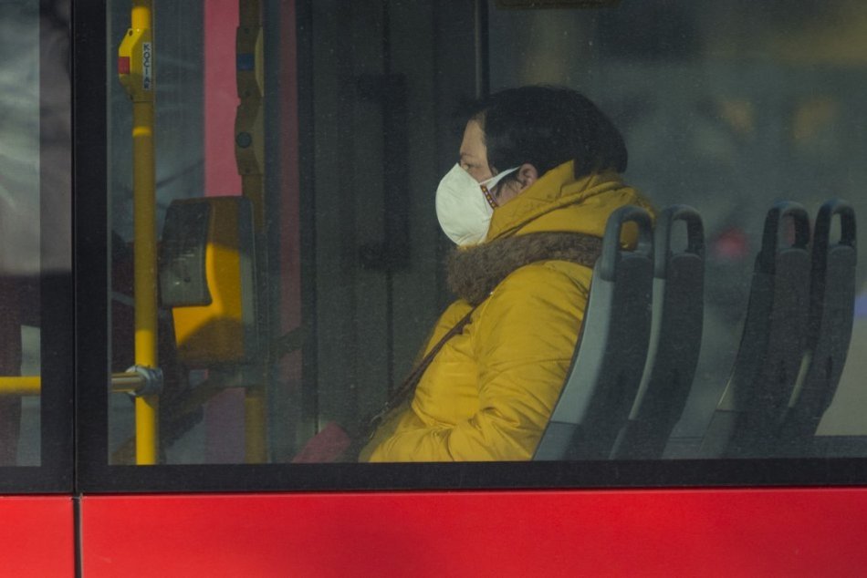 Ilustračný obrázok k článku Na Bratislavu sa valí ČERVENÁ: Rúška nahradia respirátory, TERASY už nebudú pre všetkých