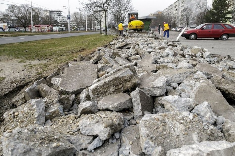 Ilustračný obrázok k článku FOTO: Ružinov bude mať komfortný chodník pre chodcov a cyklistov. Už sa na ňom pracuje