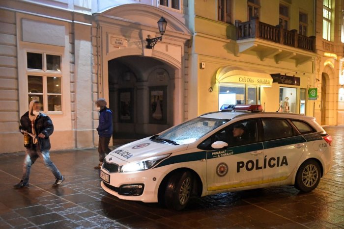 Ilustračný obrázok k článku Linka BONZÁKOV ako za čias socializmu? SEM volajte, keď niekto porušuje opatrenia!