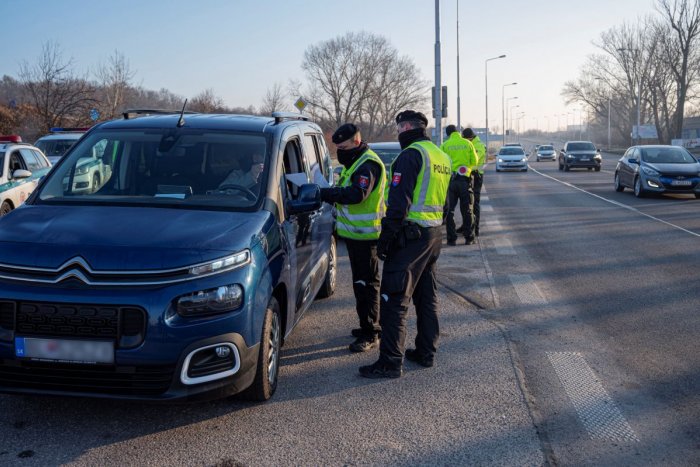 Ilustračný obrázok k článku Ani starší vodiči si nedajú povedať: Muž jazdil na aute s takmer 3 promile