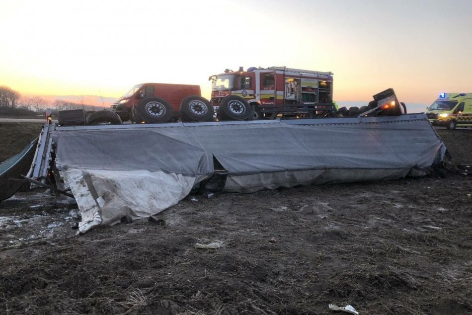 Ilustračný obrázok k článku Tragická nehoda mladého vodiča: Prevrátil sa na strechu a ostal zakliesnený