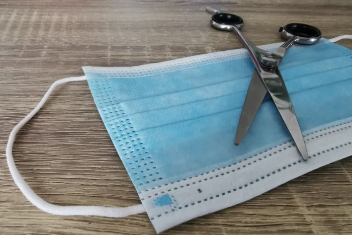 Ilustračný obrázok k článku Vyhadzujete rúška? Robte to správne, ide o život!