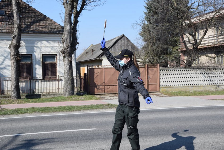 Ilustračný obrázok k článku Policajti dávajú aj fúkať: Za týždeň bolo na cestách 30 ľudí pod vplyvom alkoholu