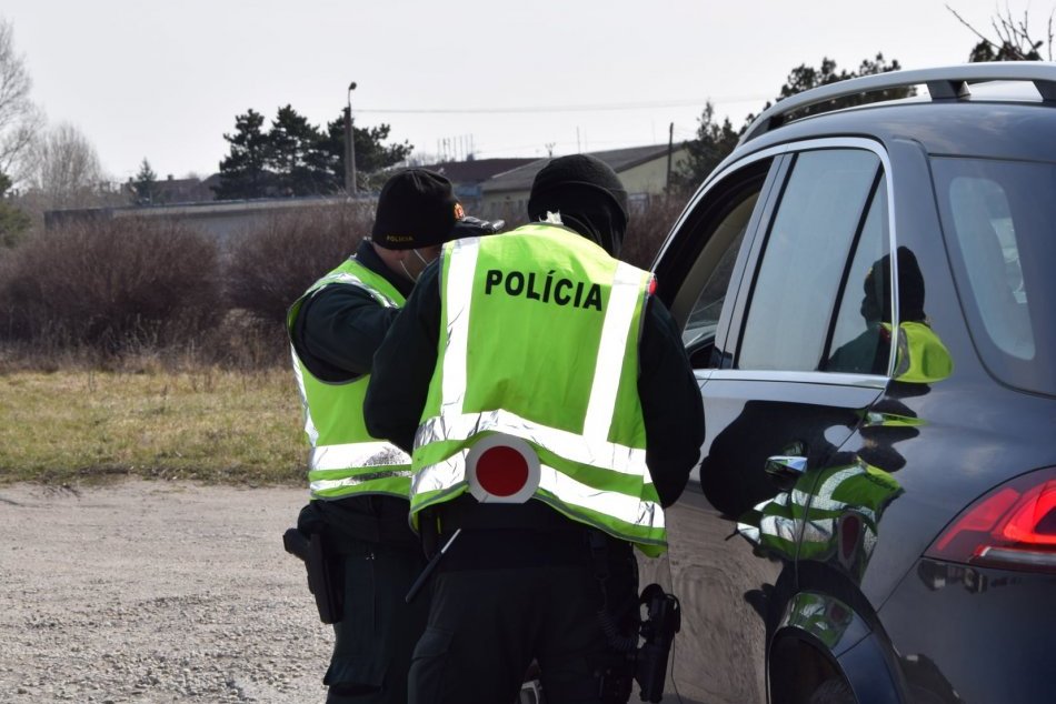 Ilustračný obrázok k článku Alarmujúce zistenia z Trnavského kraja: Stovky ľudí bez rúška aj porušenie karantény