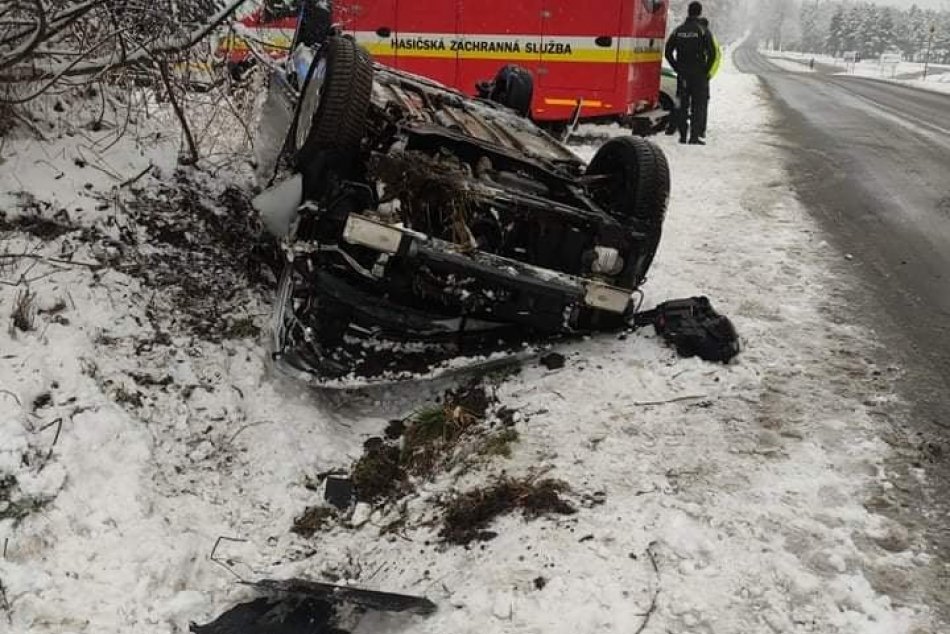 Ilustračný obrázok k článku Vodičom sa naskytol hrozivý pohľad: Neďaleko Ľupče skončilo auto na streche, FOTO