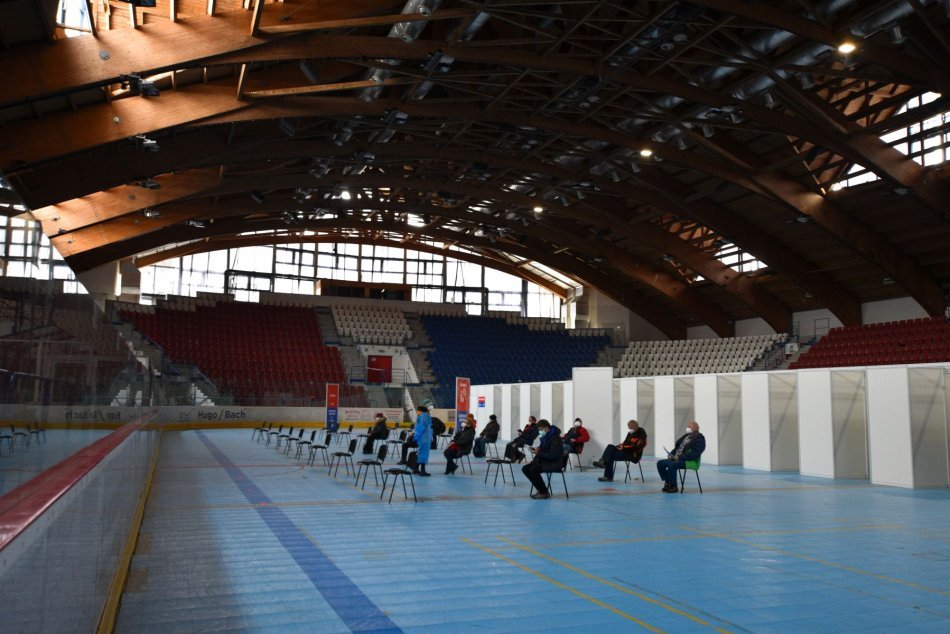 Ilustračný obrázok k článku Brezniansky zimák sa zmenil na očkovacie centrum: Koľko ľudí tu zaočkujú za týždeň? FOTO