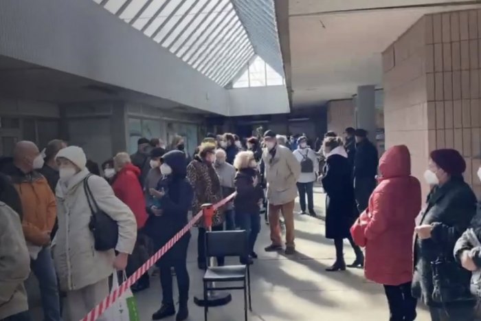 Ilustračný obrázok k článku Vyhnite sa tlačenici a radom: S akým predstihom treba prísť na očkovanie?