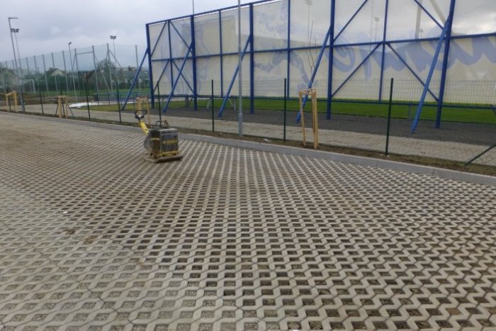 Ilustračný obrázok k článku Nové parkovisko pri futbalovom štadióne je hotové, FOTO