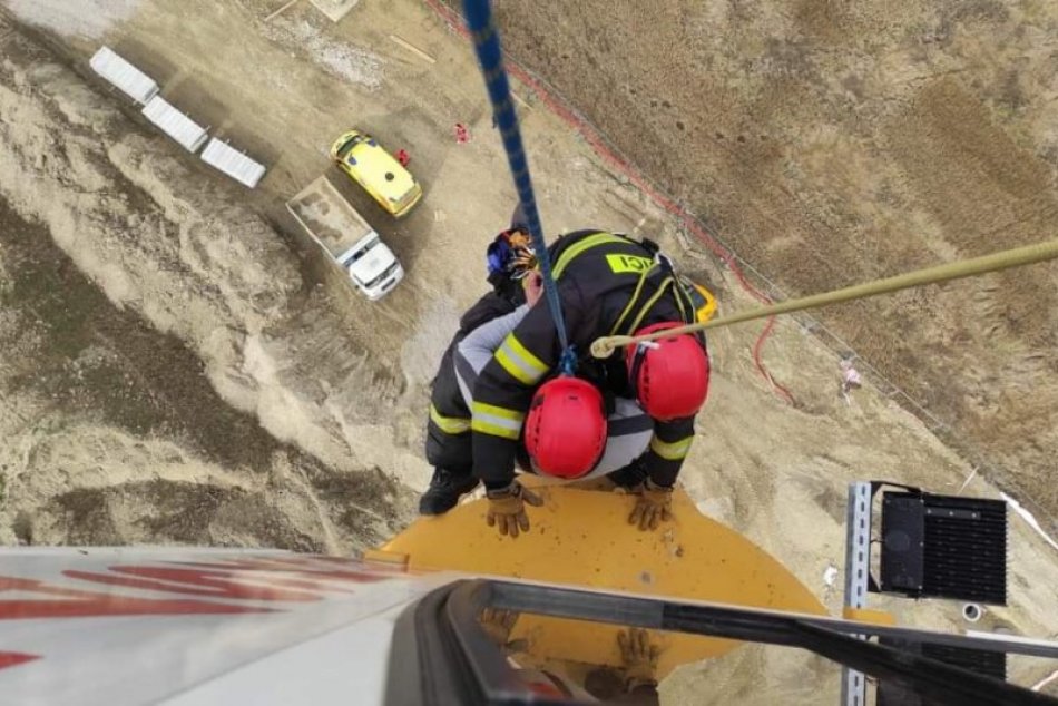 Ilustračný obrázok k článku V Bratislave zasahovali všetky záchranné zložky: Ratovali osobu na ŽERIAVE