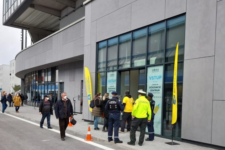 Ilustračný obrázok k článku Ľudí z tohto mesta bude na očkovanie do Bratislavy zvážať autobus. Kde sa môžu prihlásiť?