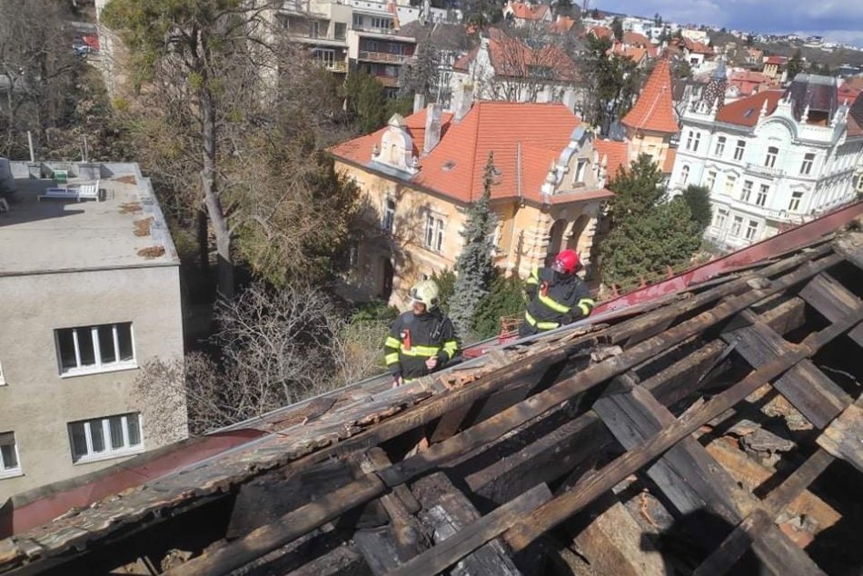 Ilustračný obrázok k článku V centre Bratislavy horela strecha základnej školy! Evakuovali takmer 250 detí a učiteľov + FOTO