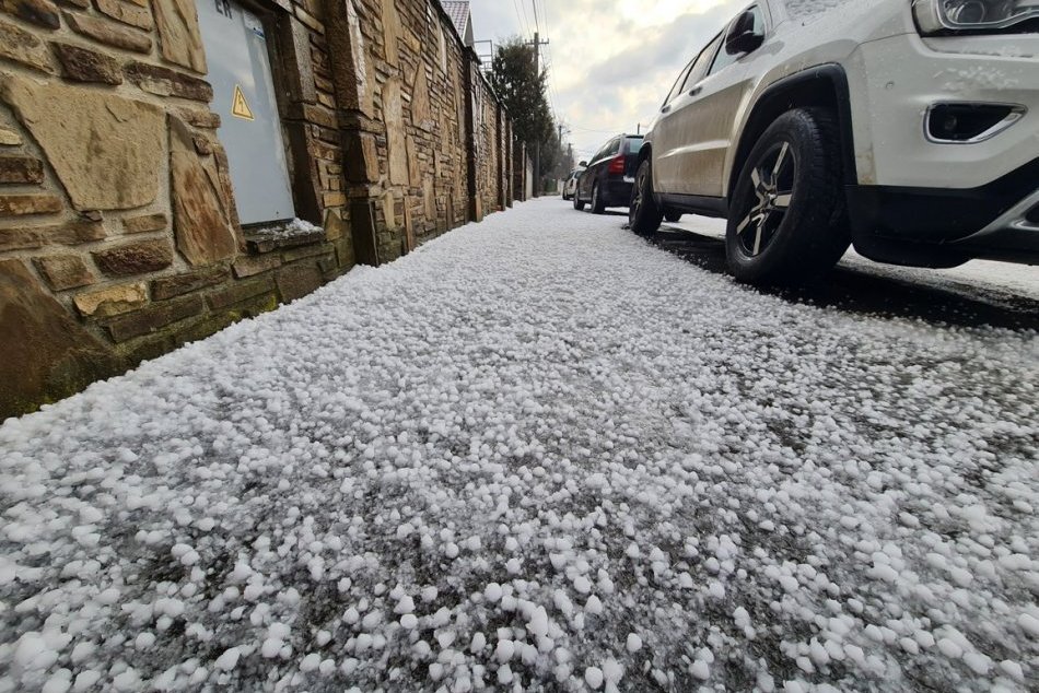 Ilustračný obrázok k článku Padali krúpy aj stromy: Česko zasiahli silné búrky, bez elektriny sú tisíce domácností