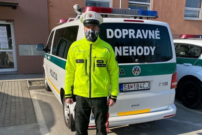 Ilustračný obrázok k článku Skvelá práca policajta zo Šale: Ľudskosť a profesionálny prístup mu nie sú cudzie