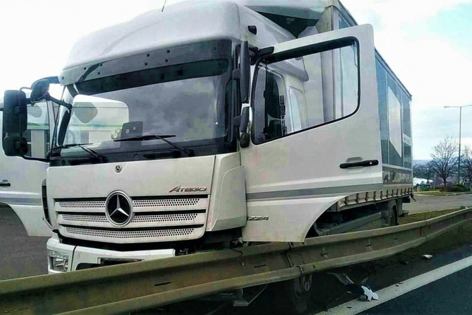 Ilustračný obrázok k článku Nehoda na D1 pri Trenčíne: Nákladiak nabúral na pumpe, FOTO