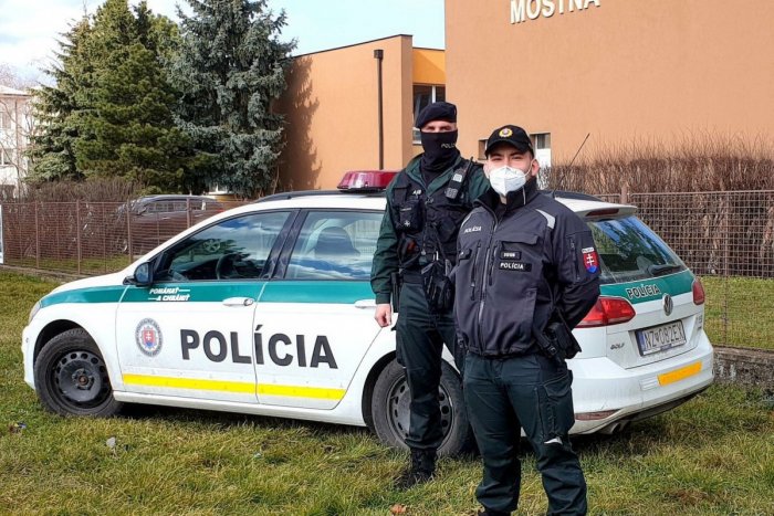 Ilustračný obrázok k článku Ženu zhodil na zem a ukradol jej mobil: O chvíľu skončil v rukách policajtov