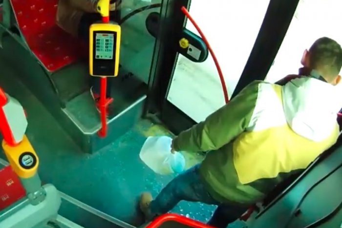 Ilustračný obrázok k článku Muž vykopol dvere na autobuse MHD a odkráčal, akoby sa nič nedialo. Aký trest ho čaká?