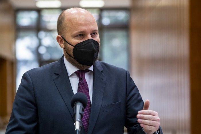 Ilustračný obrázok k článku Má minister obrany modrú knižku? Naď posiela tvrdý odkaz