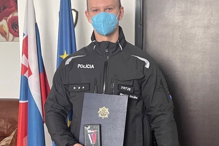 Ilustračný obrázok k článku Mikulášsky hrdina ovenčený medailou: Neváhal a ženu vytiahol z horiaceho bytu