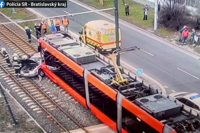 Ilustračný obrázok k článku Hrozný záber: Zrazila sa električka s autom. Vodič je zranený