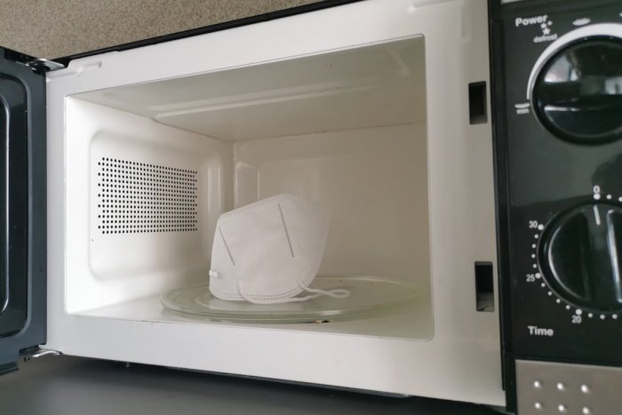 Ilustračný obrázok k článku Ani ho nepečte, ani ho nevarte! Čo robiť s respirátorom a ako dlho je účinný?