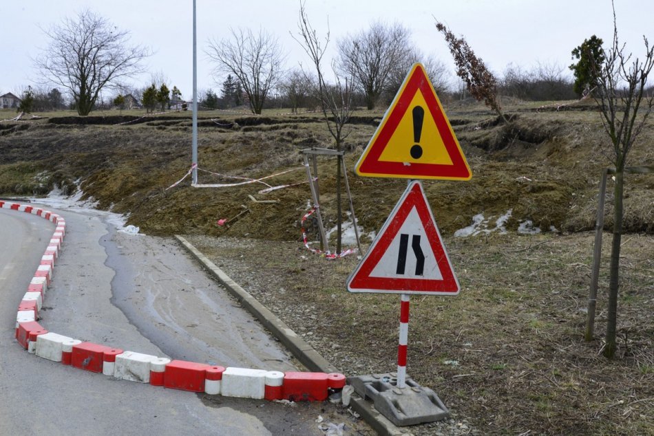 Ilustračný obrázok k článku Cestári sú v pohotovosti: Na východe stabilizujú cestu, dôvodom je ZOSUV!