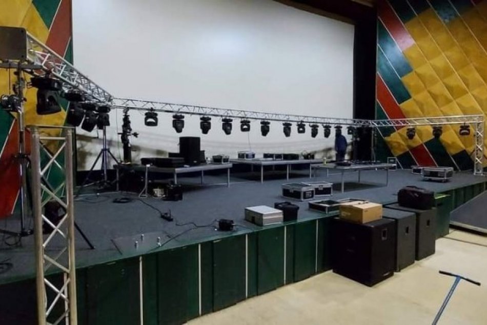 Ilustračný obrázok k článku V Lučenci zažijeme ONLINE festival s kapelami a DJ-mi: Prípravy už vrcholia, FOTO