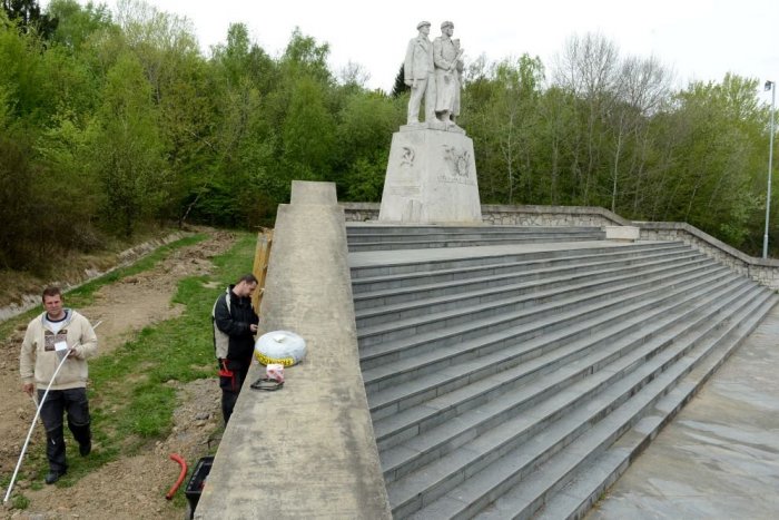 Ilustračný obrázok k článku Zničená dlažba a poškodené schody. Pamätník na Dargove čaká po rokoch oprava