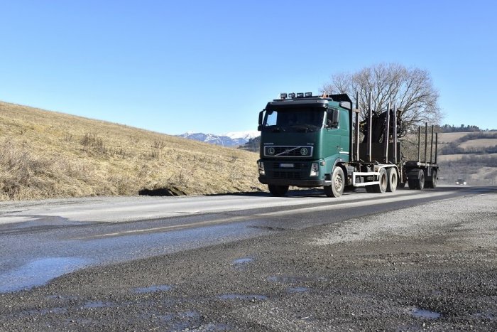 Ilustračný obrázok k článku Liptov to už potreboval ako soľ: Dôležitá cesta spájajúca okresy sa dočká obnovy, VIDEO