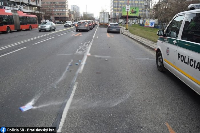 Ilustračný obrázok k článku V Ružinove zrazilo auto mladú ženu. S ťažkými zraneniami ju previezli do nemocnice