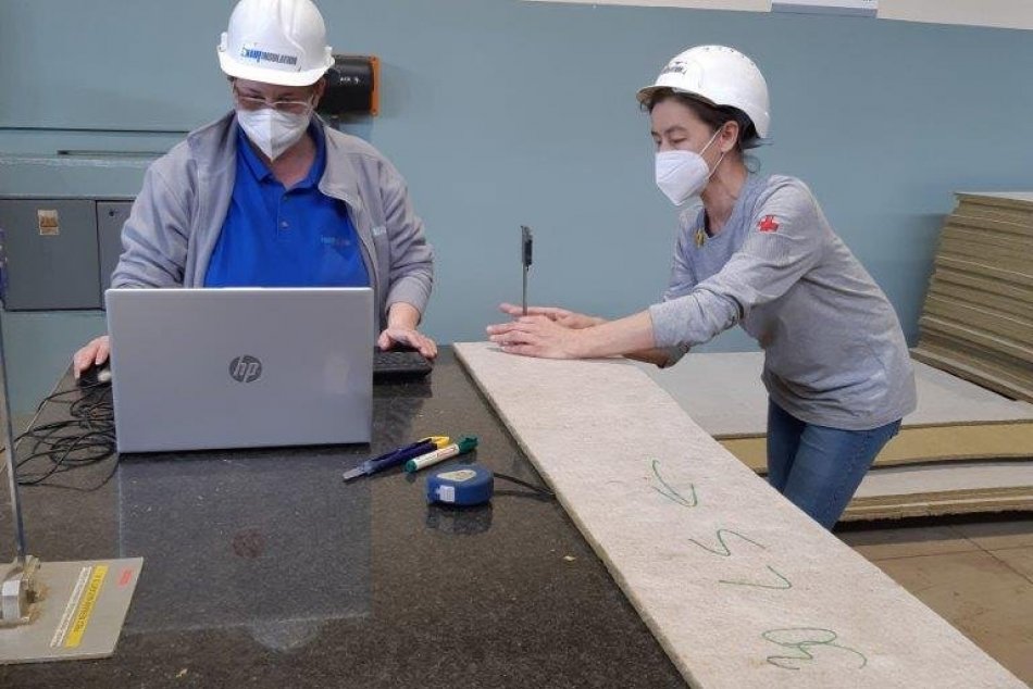 Ilustračný obrázok k článku Novobanský závod Knauf Insulation zvláda pandémiu bez obmedzení výroby