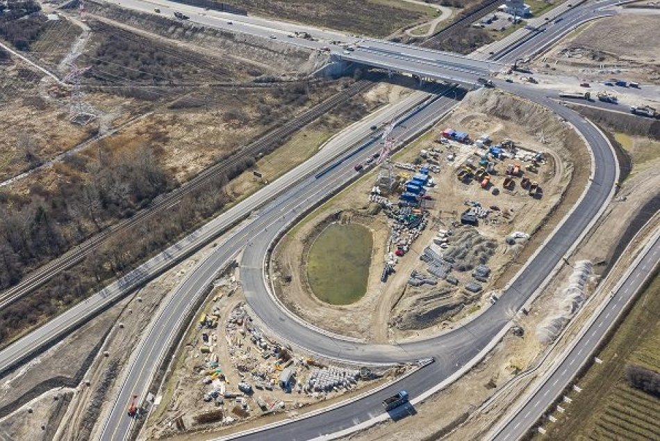Ilustračný obrázok k článku Novinka z nultého obchvatu: V rámci D4 a R7 otvorili novú časť križovatky Rača