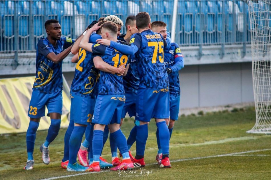 Ilustračný obrázok k článku Nová tvár v Pohroní: Ambície vo Fortuna lige má pomôcť naplniť český stopér