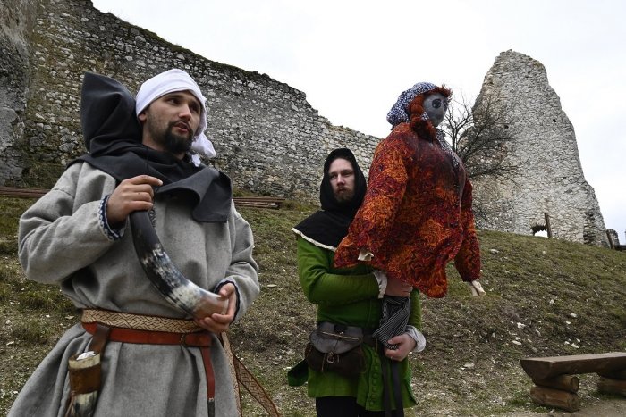 Ilustračný obrázok k článku Slovenské tradície majú svoje čaro: Smrtná nedeľa sa spája s vynášaním Moreny