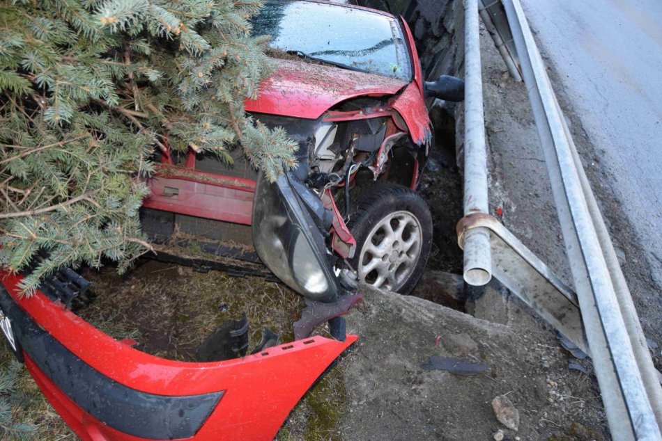 Ilustračný obrázok k článku Mladý vodič v Bystrici skončil v potoku: So spolujazdcom však majú ďalší problém, FOTO